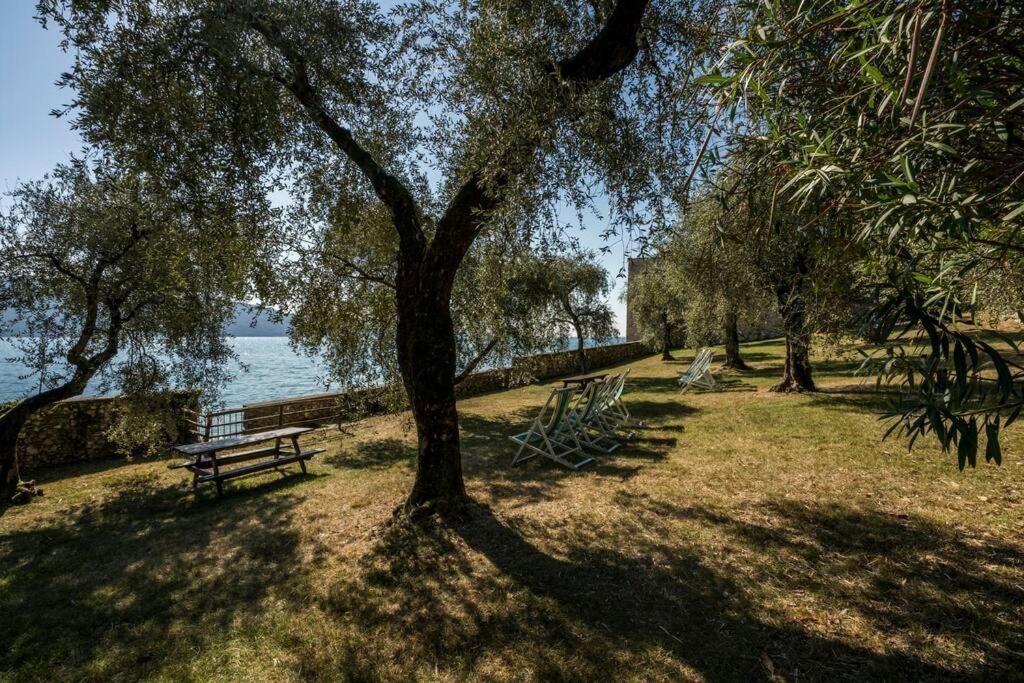 Oleandro Apartment Directly On The Lake Gargnano Ngoại thất bức ảnh